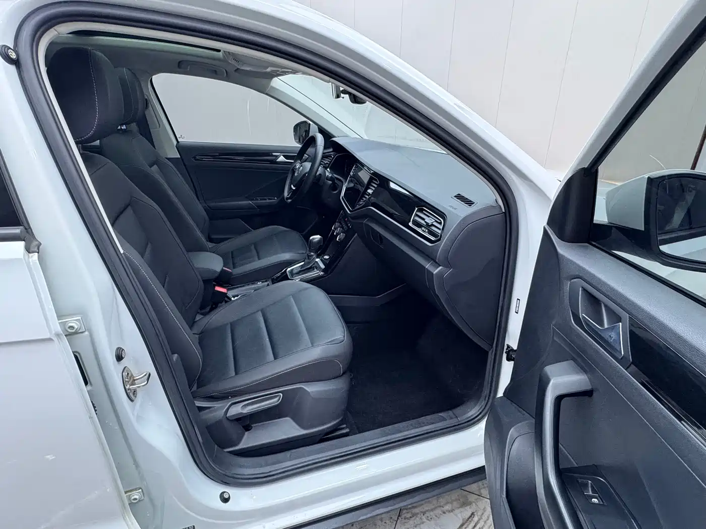 VOLKSWAGEN T ROC EXPLORING SONGS