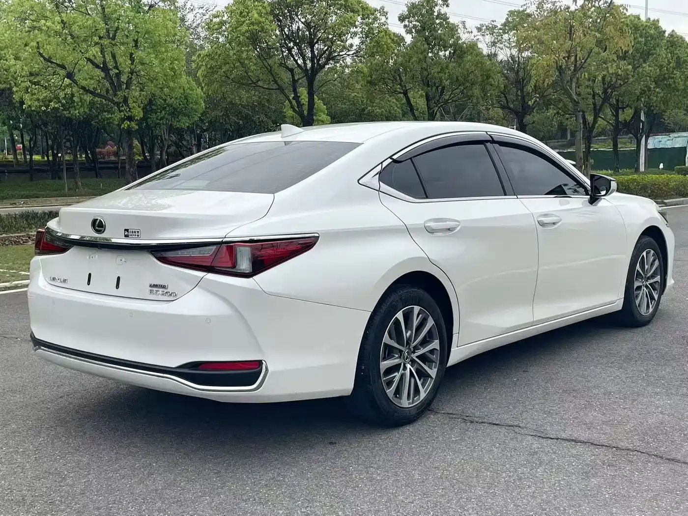 Lexus ES 2023 200 Excellence Edition фото 9