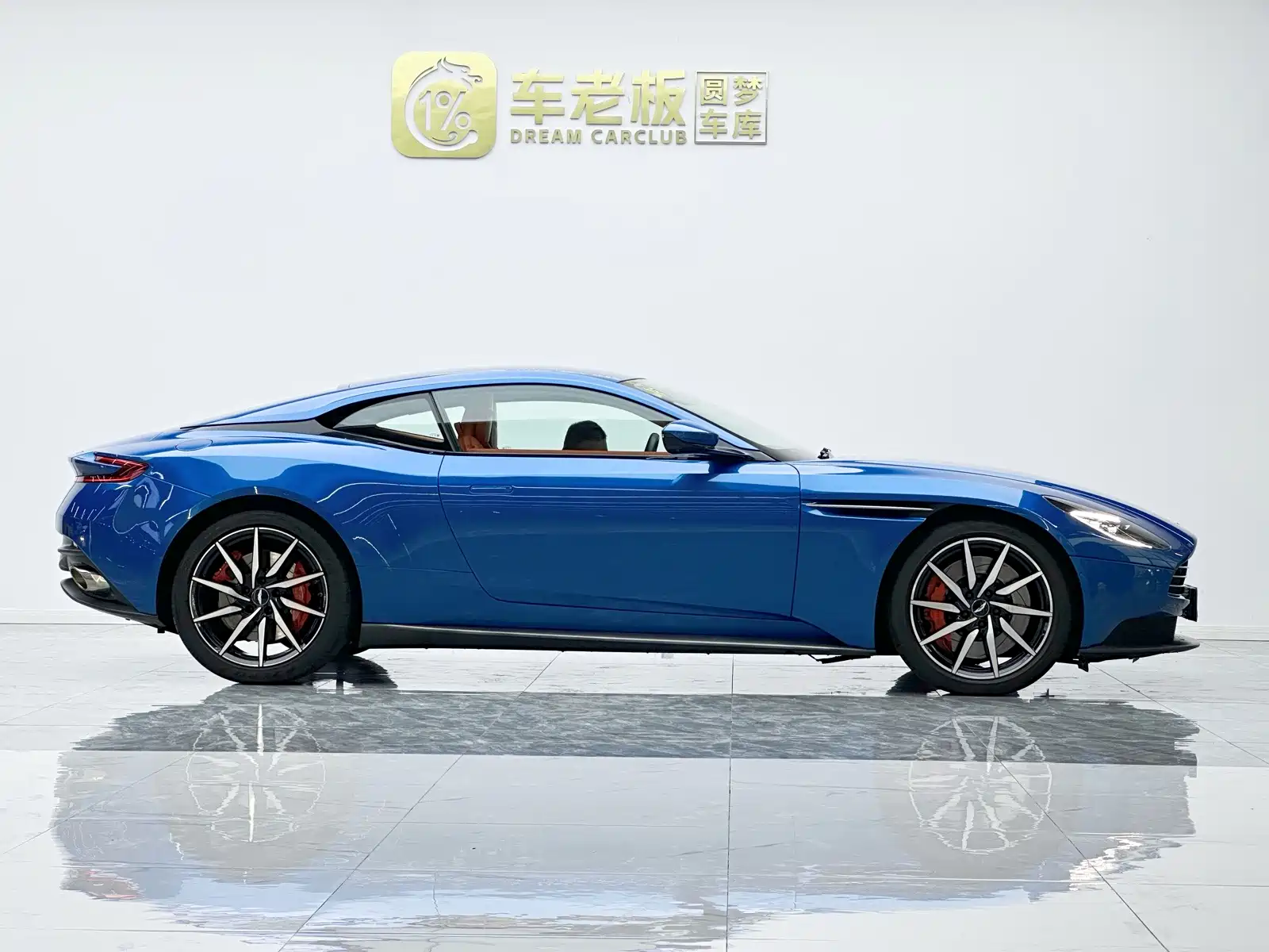 Фото 7 - Aston Martin DB11