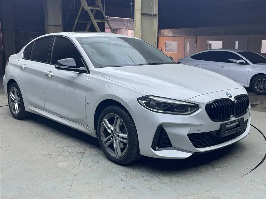 BMW 1 Series 2022 120i M Sport Shadow Edition фото 3
