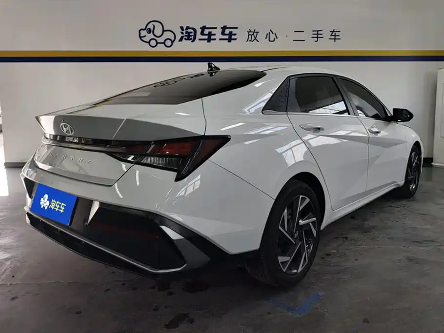 Hyundai Elantra 2023 1.5L CVT GLX Elite Edition фото 3