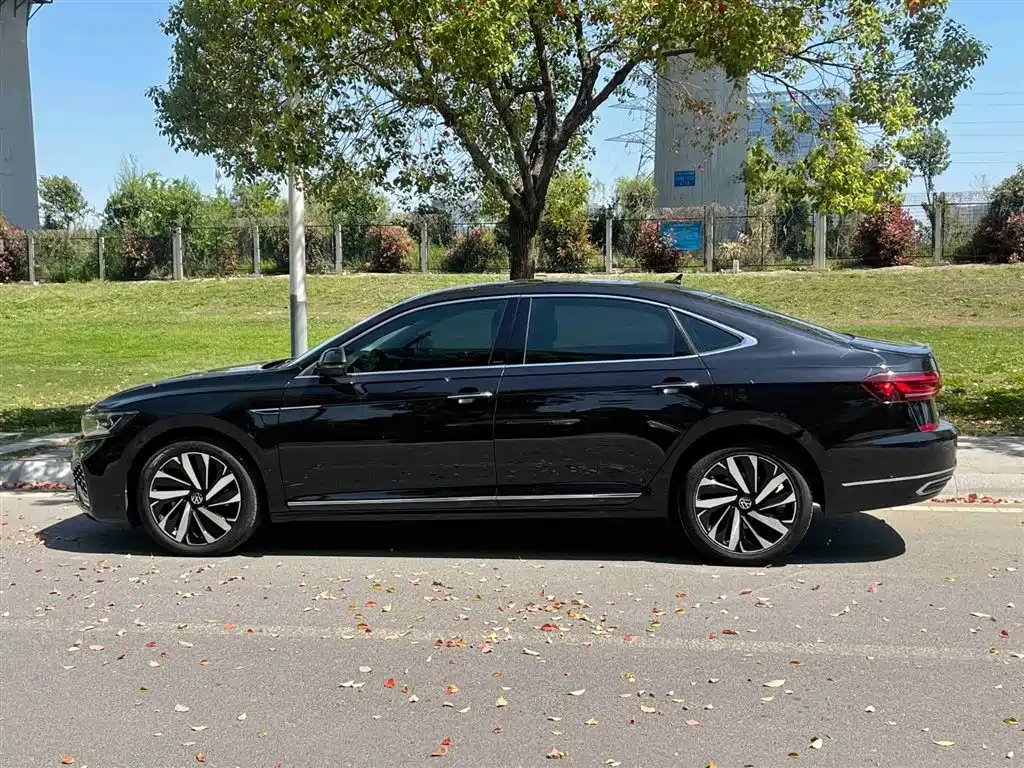 Volkswagen Passat 2022 330TSI Starlight Luxury Edition фото 8