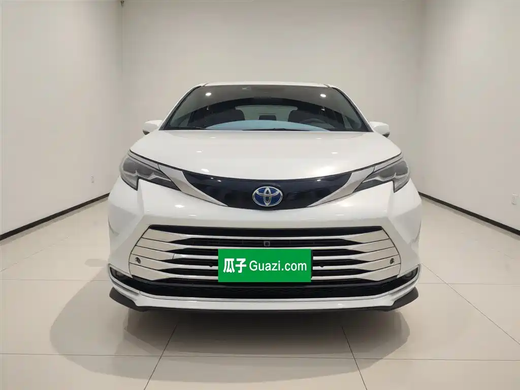 Toyota Sienna 2023 2.5L Hybrid Platinum Edition фото 3