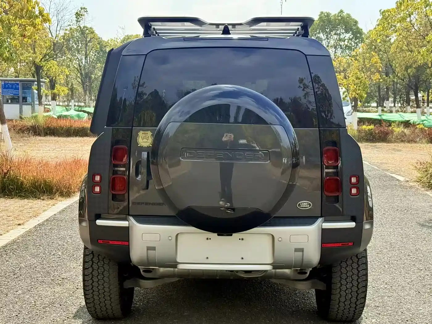 Land Rover Defender 2023 Model 110 3.0T P400 Dark Special Edition фото 13