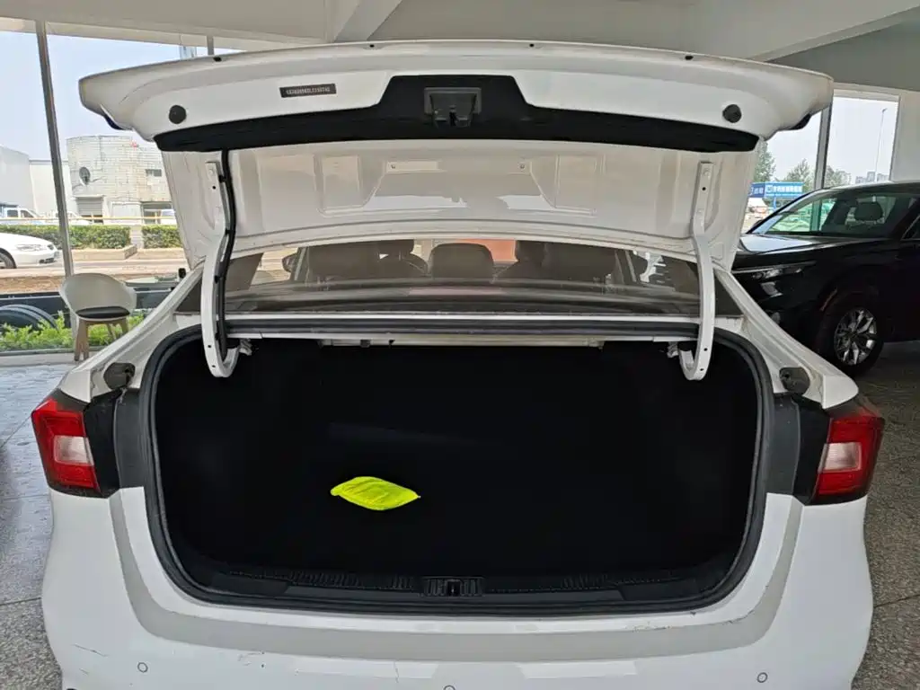Фото 19 - Roewe i5