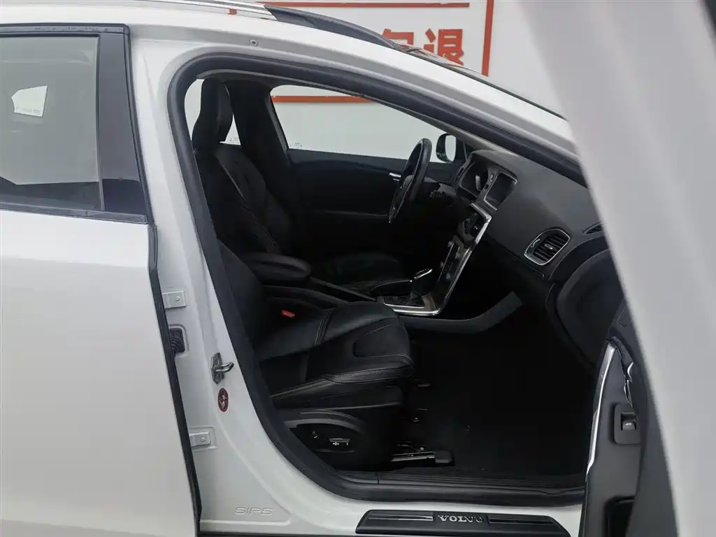 Фото 23 - Volvo V40