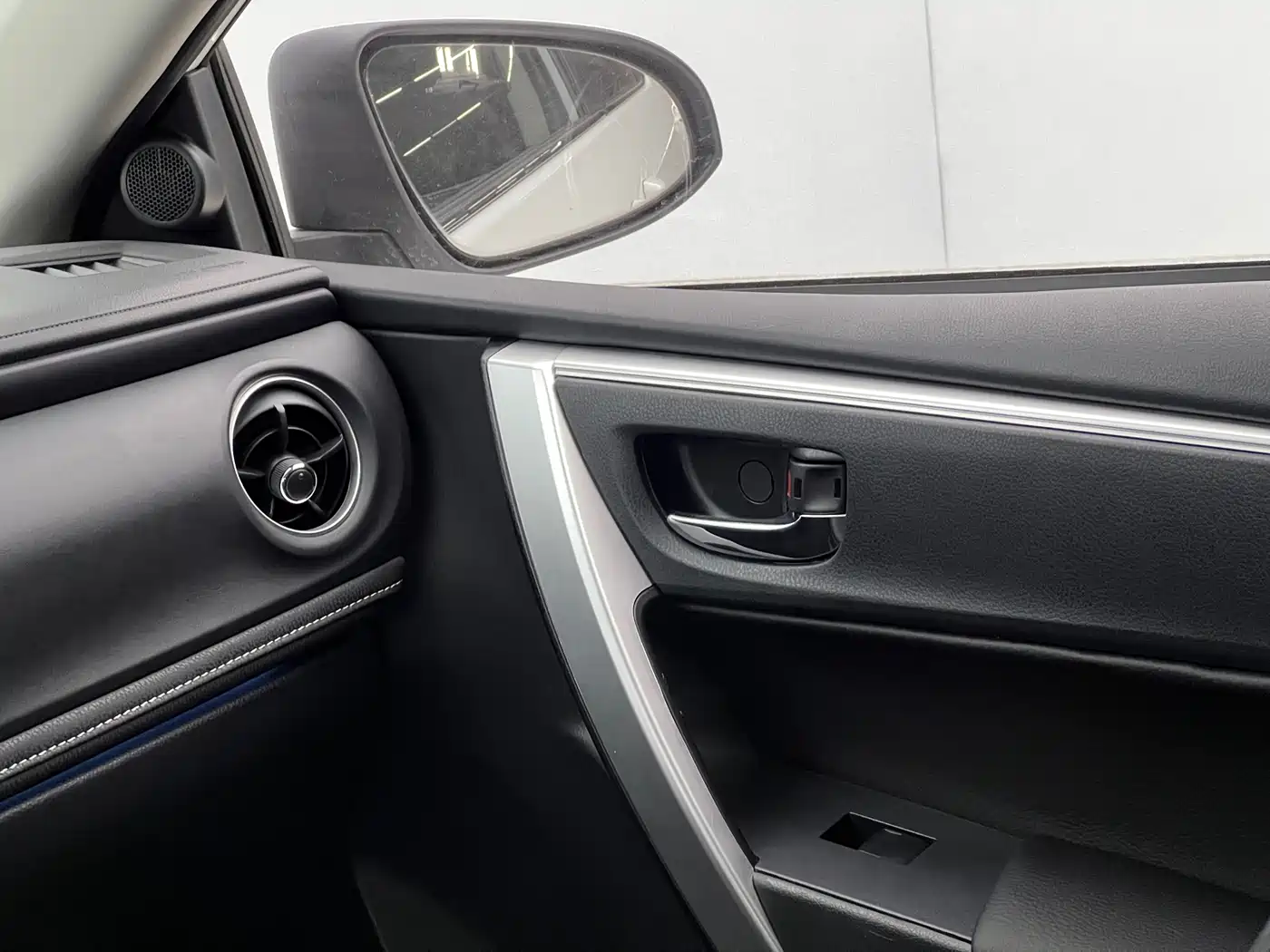 Toyota Corolla 2018 Hybrid 1.8L E-CVT Smart Edition фото 20