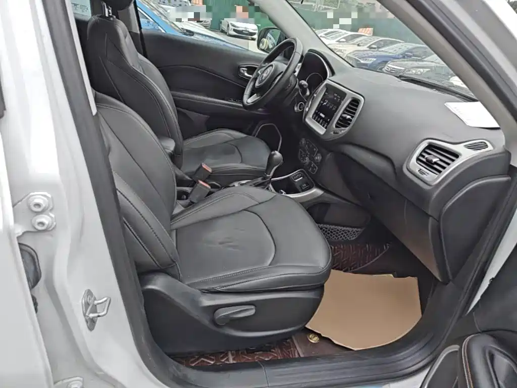 Фото 25 - Jeep Compass
