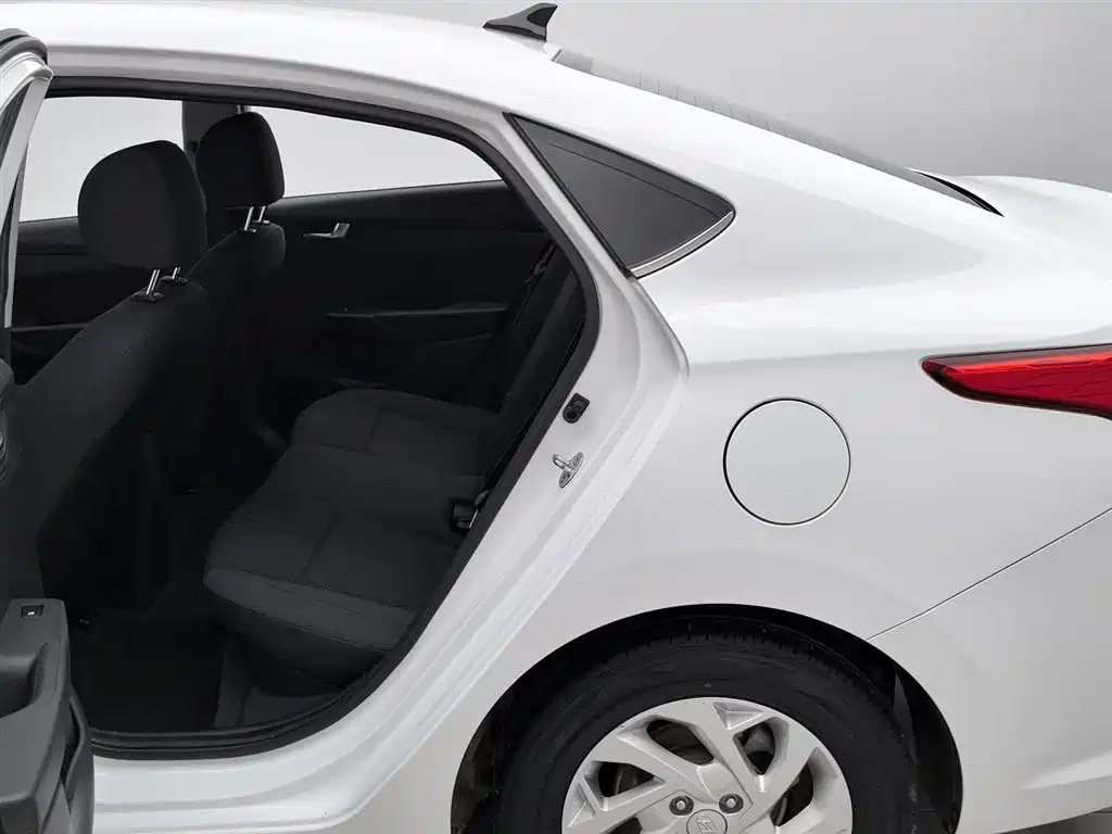 Hyundai Verna 2020 1.4L Manual GLS Cool Edition фото 15