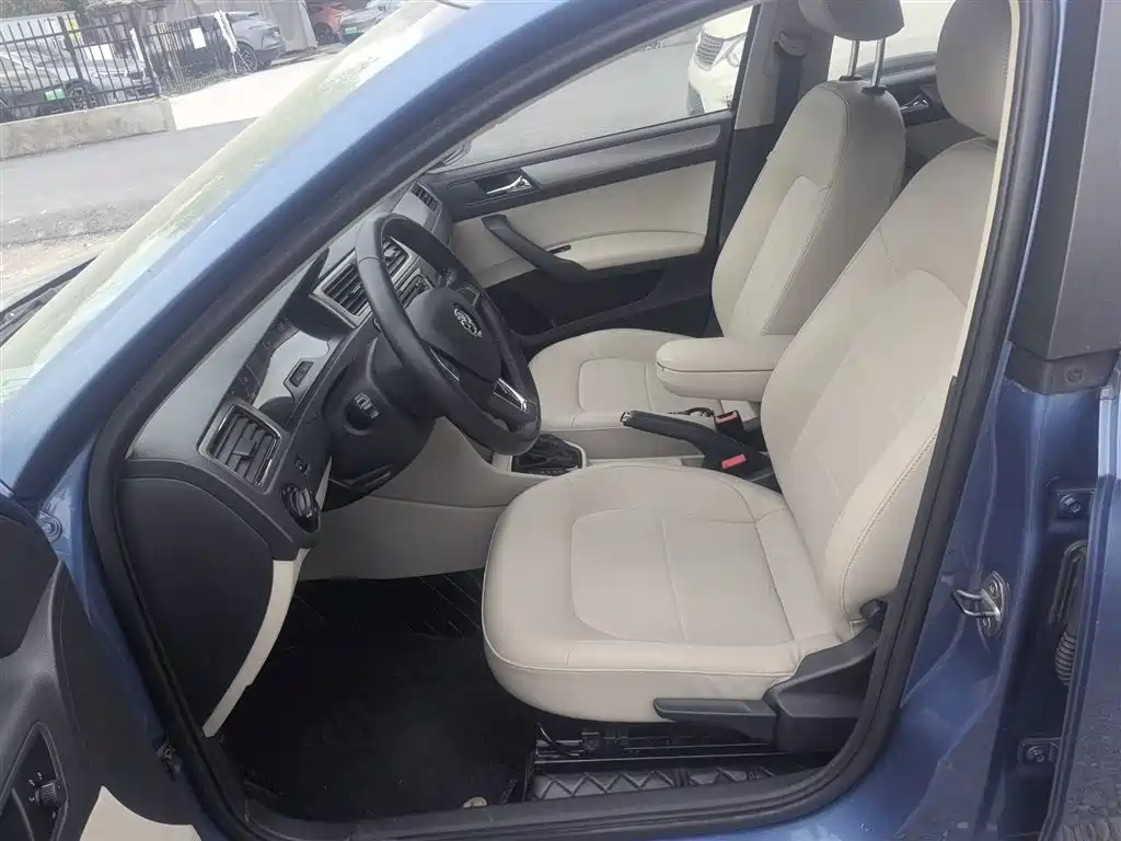 Škoda Skoda Rapid Spaceback 2014 1.6L Automatic Joy Edition фото 15