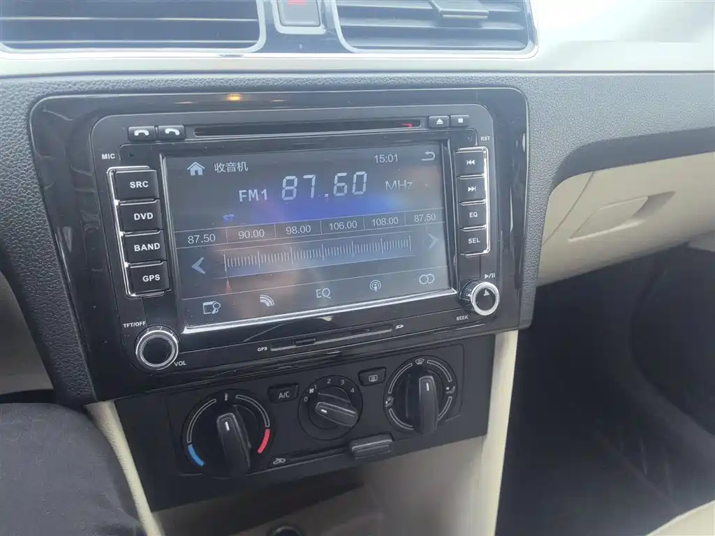 Škoda Skoda Rapid Spaceback 2014 1.6L Automatic Joy Edition фото 13