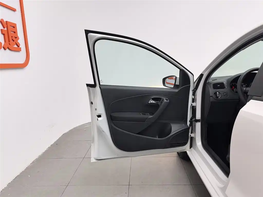 Volkswagen Polo 2018 1.5L Manual Safe Drive фото 8
