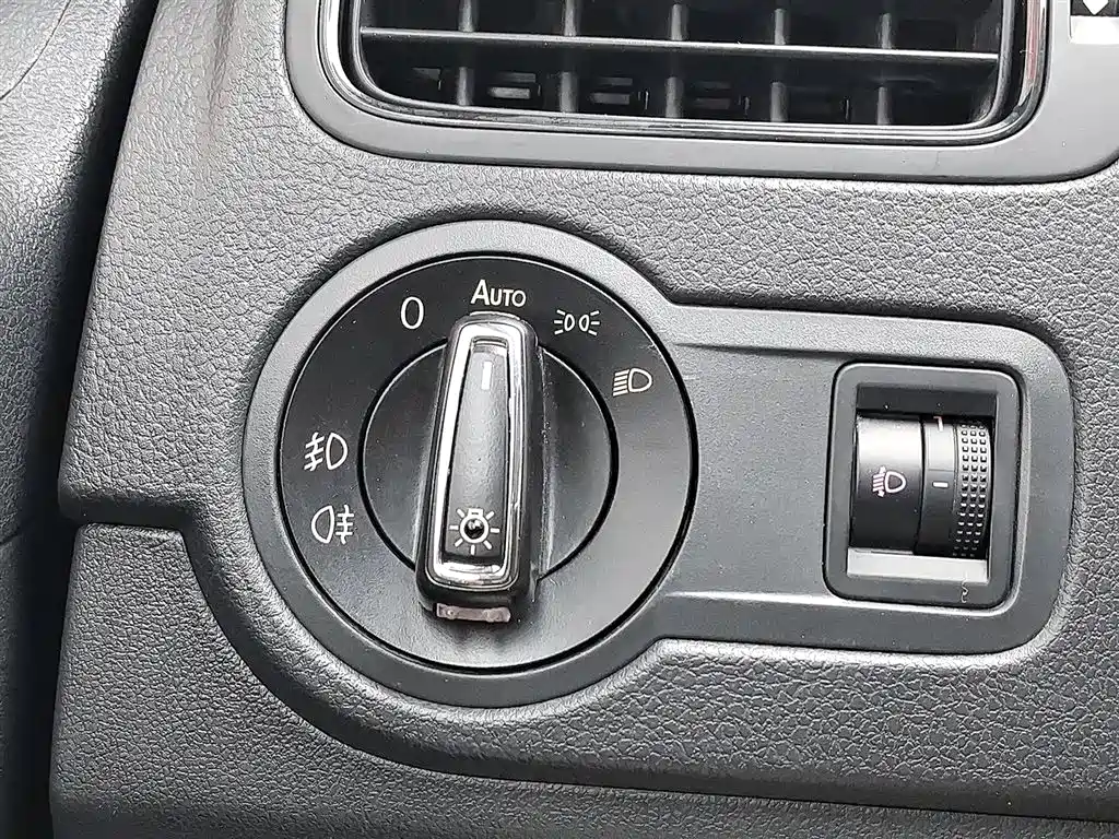 Volkswagen Polo 2018 1.5L Manual Safe Drive фото 21