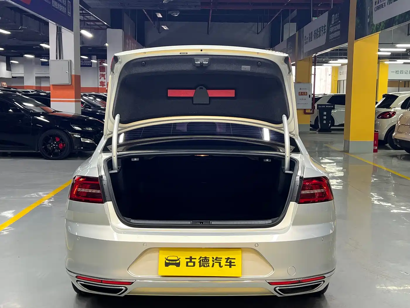 Volkswagen Magotan 2019 330TSI DSG Luxury Class China VI фото 28