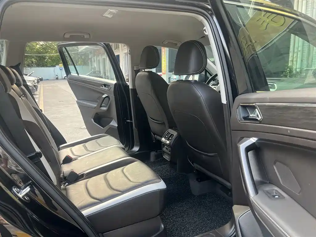 Volkswagen Tiguan L 2018 Facelift 330TSI Automatic 2WD Comfort Edition фото 15