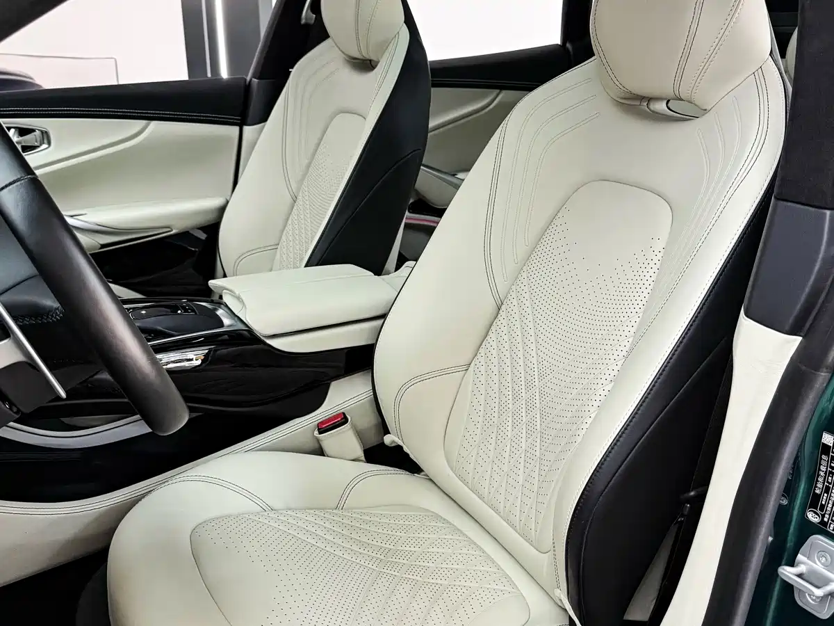Фото 8 - Aston Martin DBX