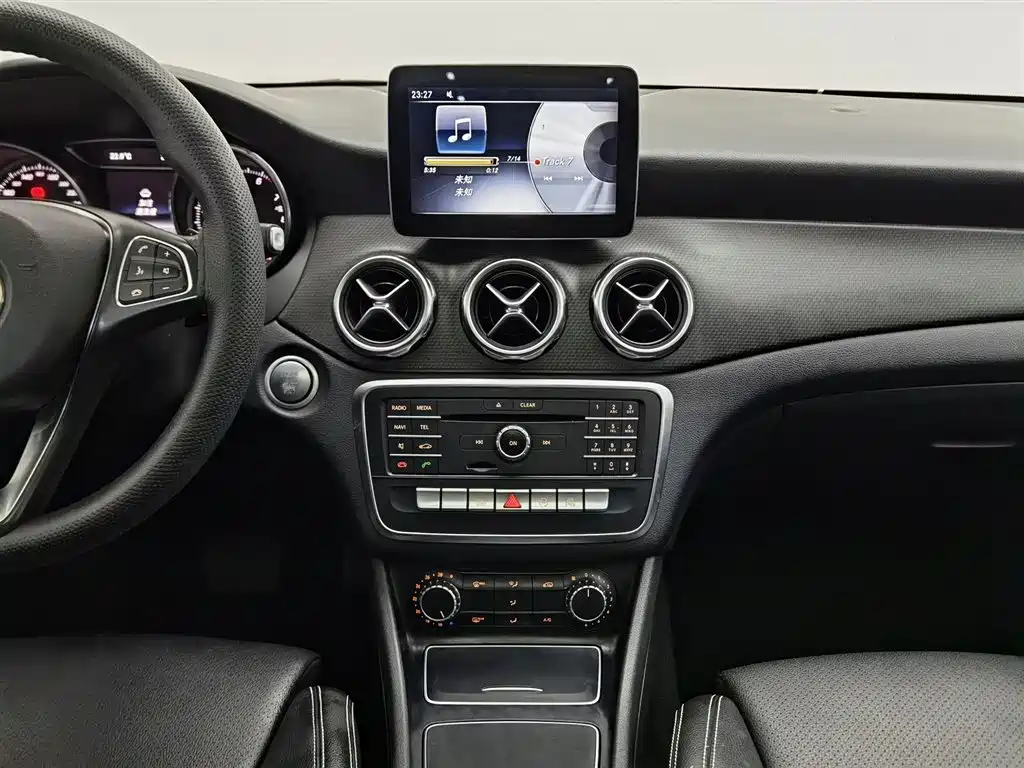Mercedes-Benz GLA 2017 GLA 200 Dynamic фото 12