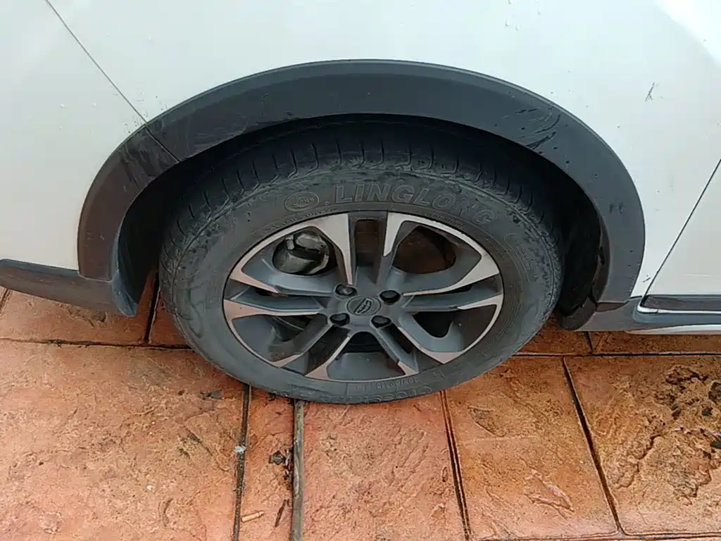 Фото 23 - Geely Vision X3