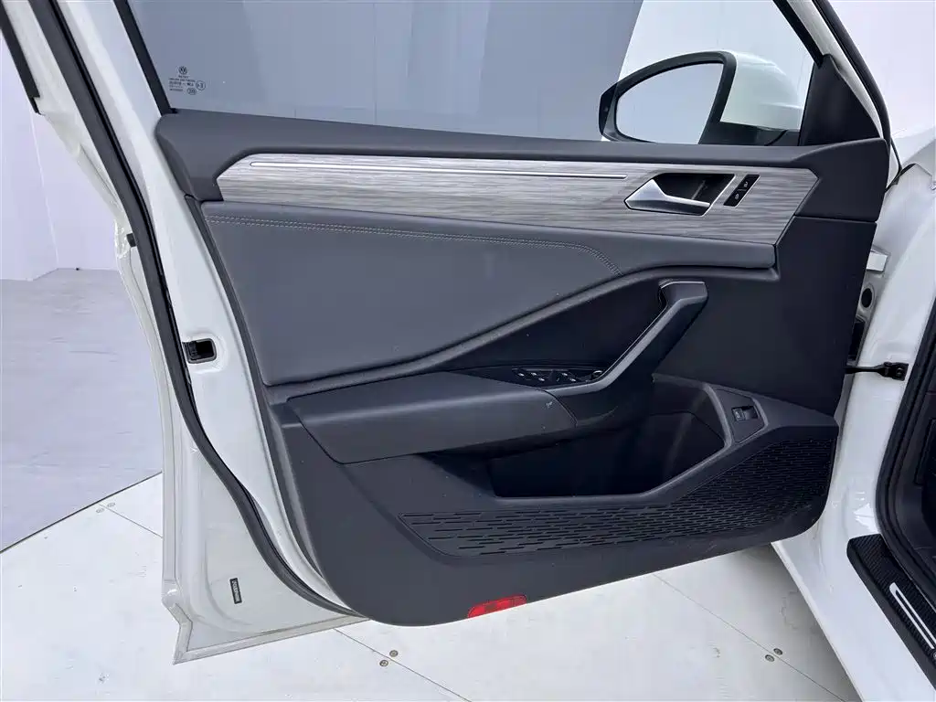 Volkswagen Sagitar 2023 300TSI DSG Surpassing Edition фото 17