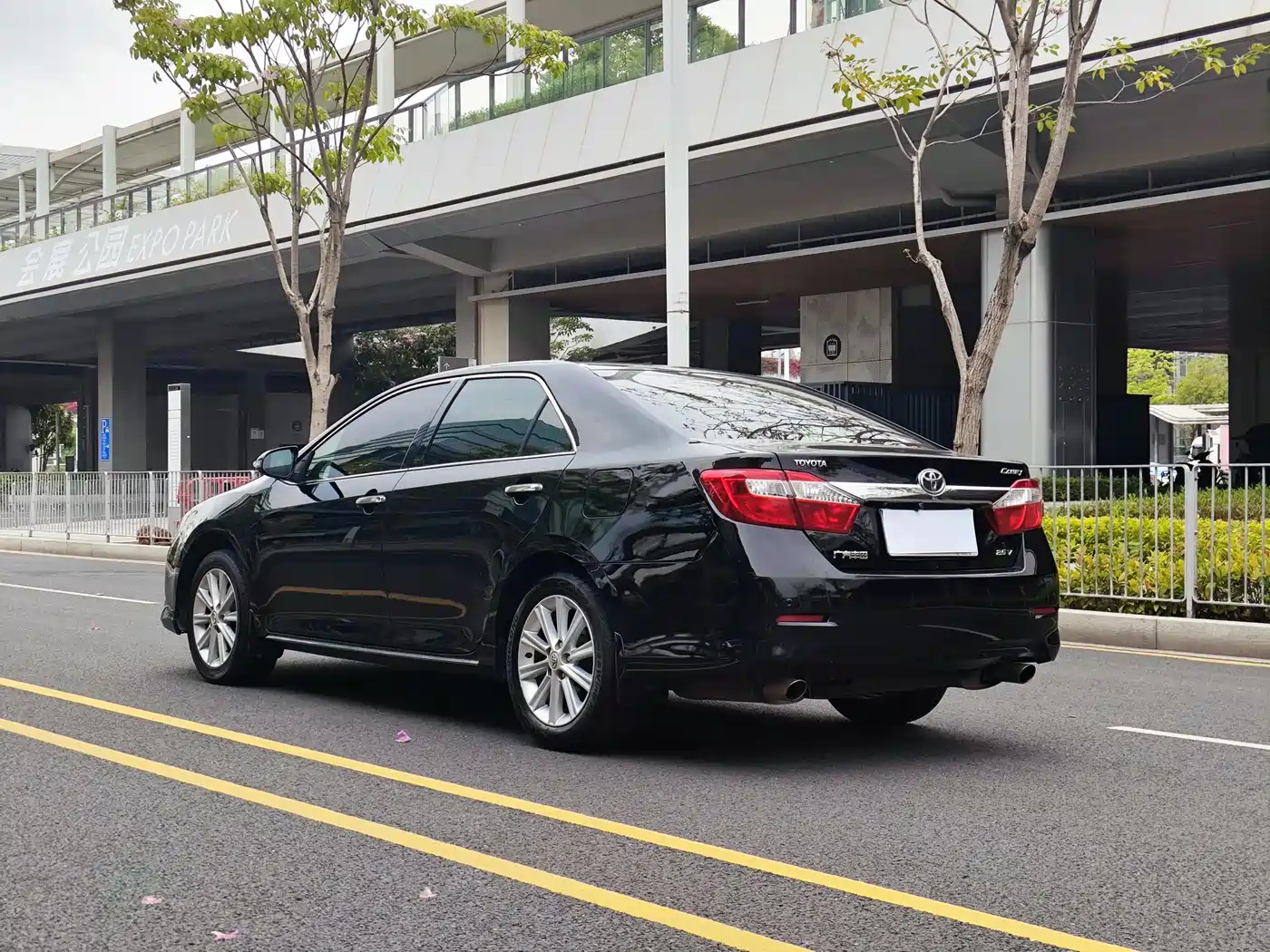Toyota Camry 2012 2.5V Premium Navigation Edition фото 7
