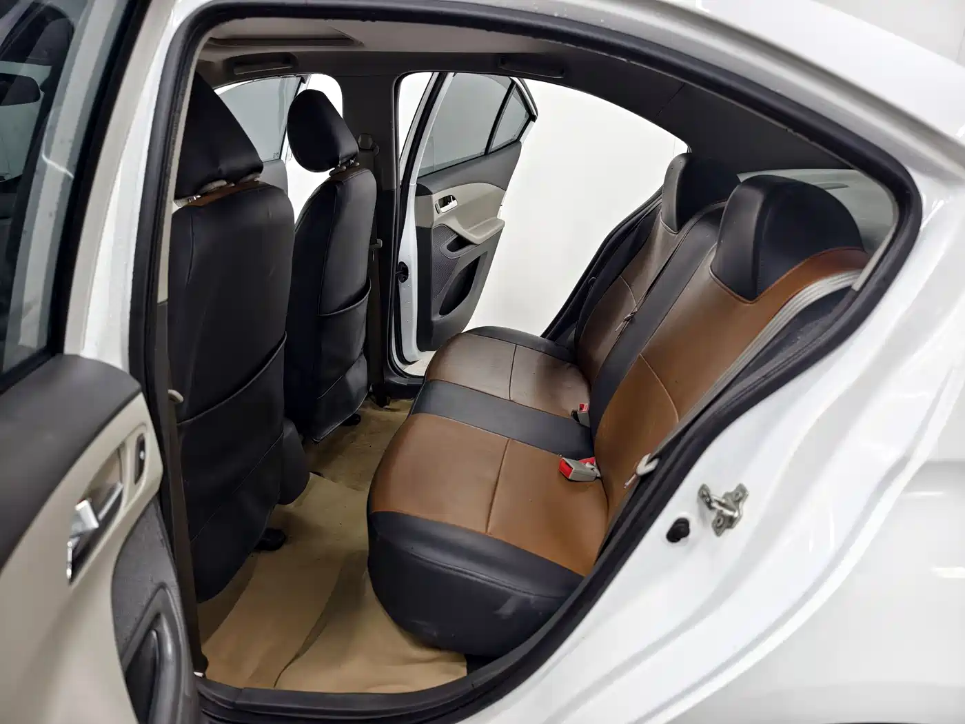Chevrolet Sail 2015 Sail 3 1.5L AMT Happiness Sunroof Edition фото 13