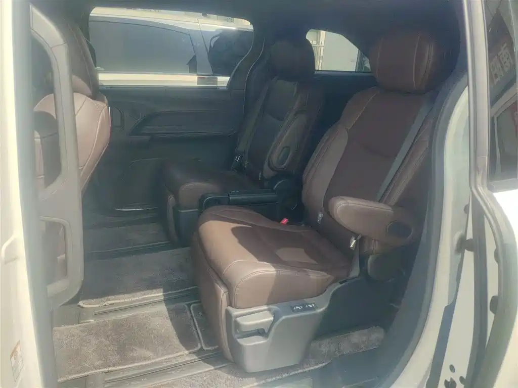 Toyota Sienna 2023 2.5L Hybrid Platinum Edition фото 13