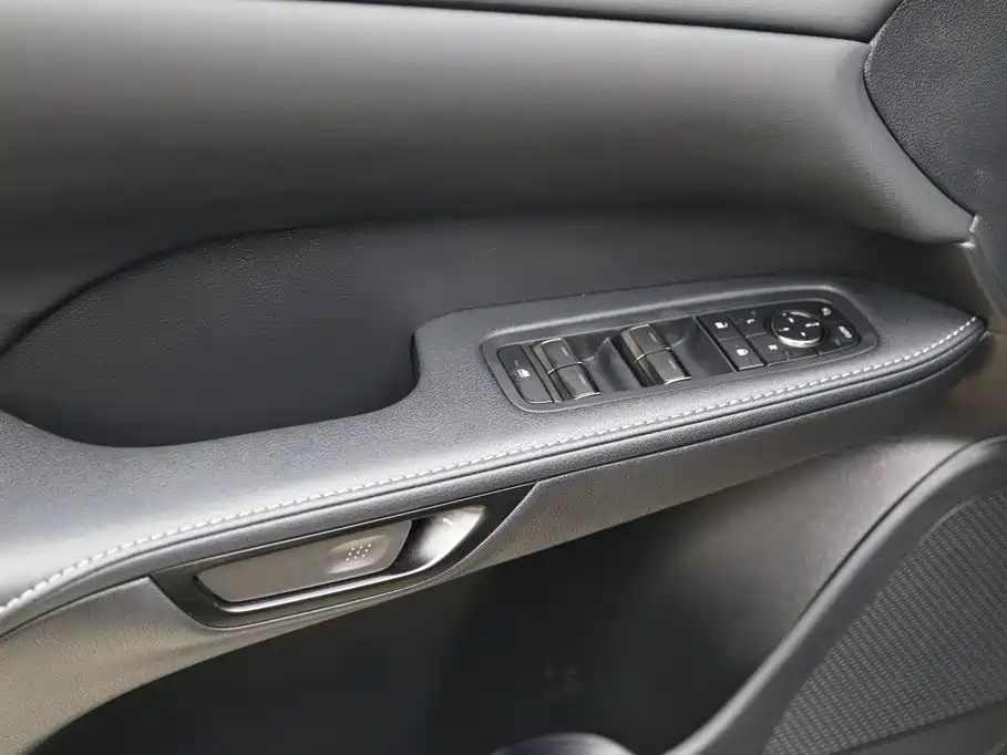 Фото 11 - Lexus RX