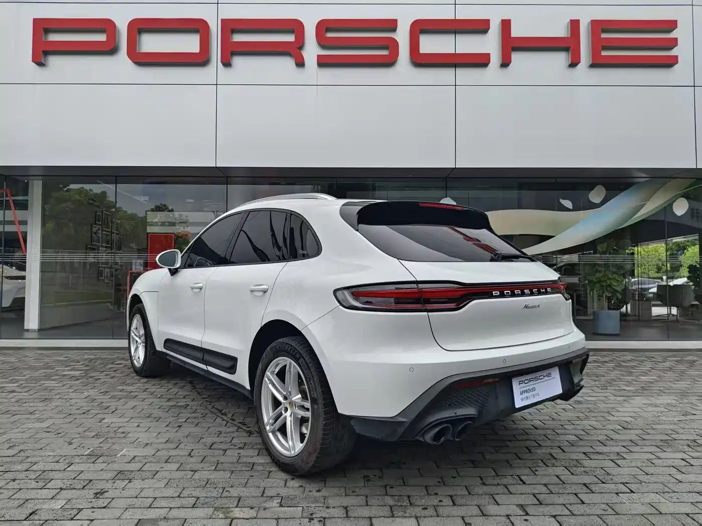 PORSCHE MACAN
