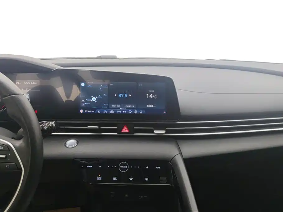 Hyundai Elantra 2021 1.5L CVT LUX Premium Edition фото 13