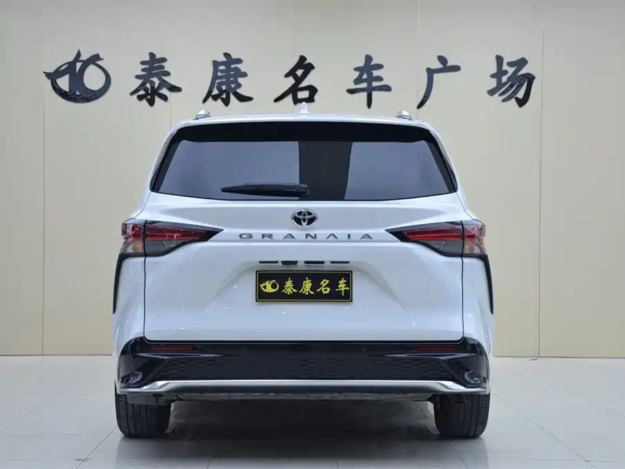 Toyota Granvia 2024 2.5L Hybrid Premium PLUS 4WD Edition фото 3