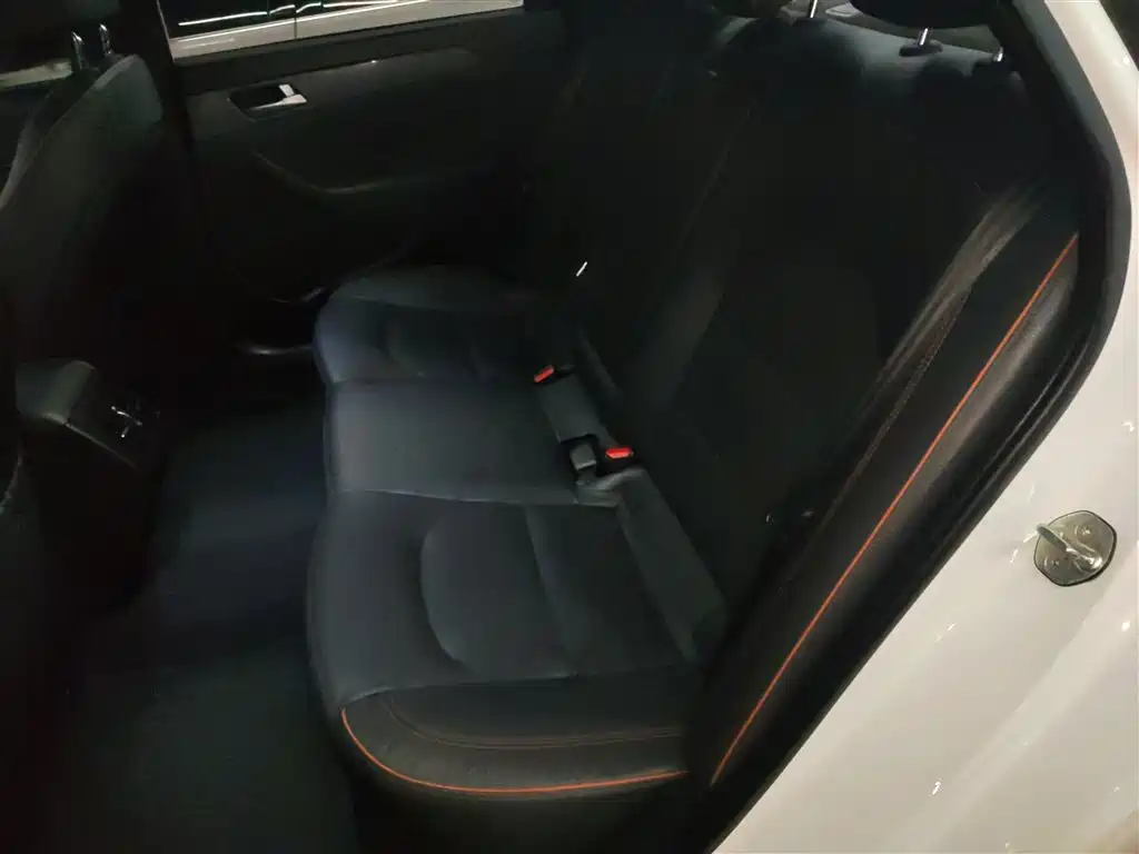 Hyundai Sonata 2015 1.6T GLS Smart фото 17
