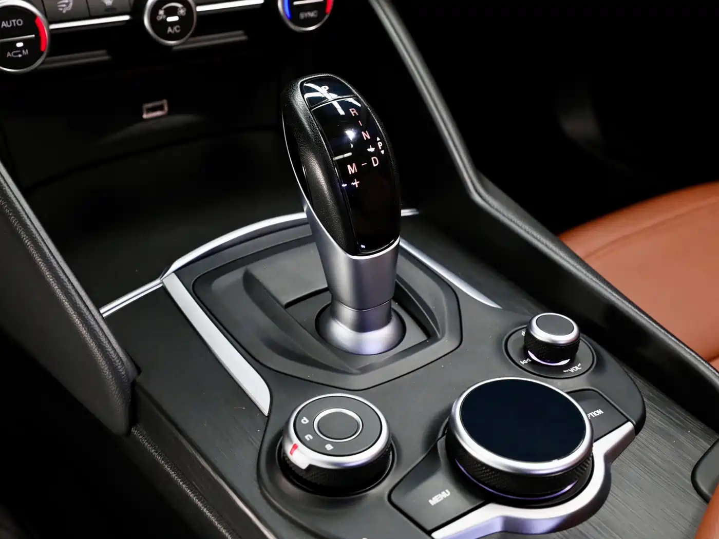 Alfa Romeo Giulia 2019 2017 2.0T 200HP Luxury Edition
