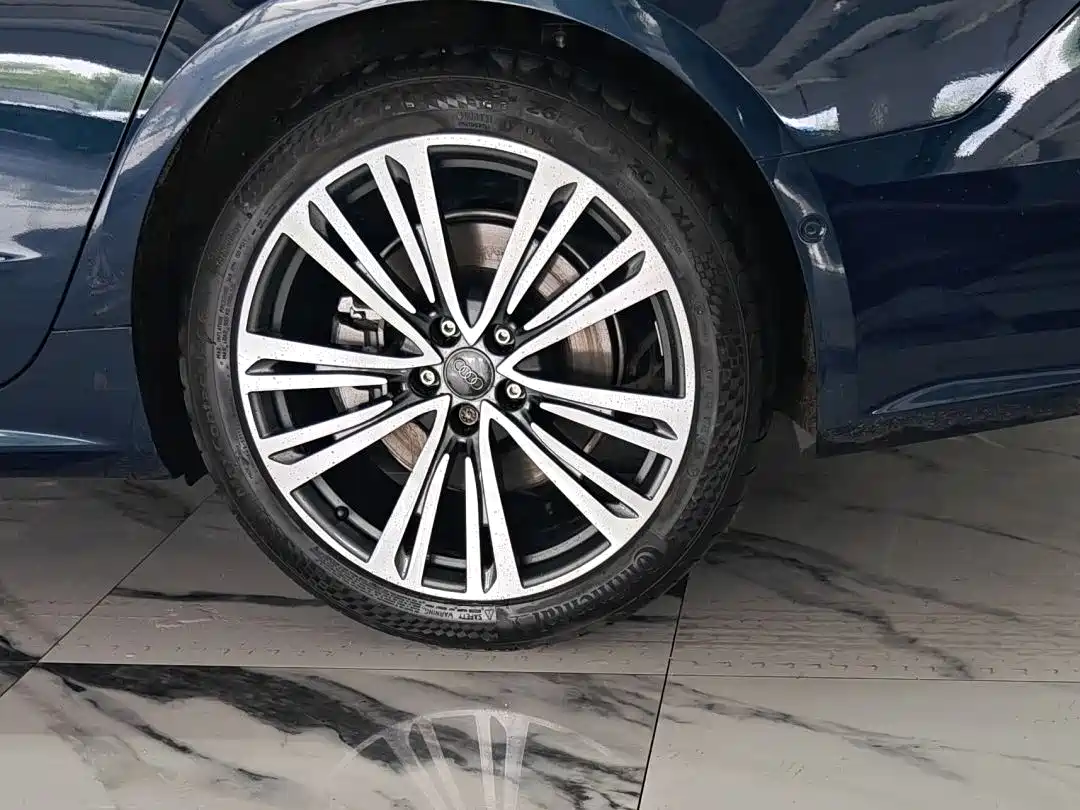 Фото 7 - Audi A7L