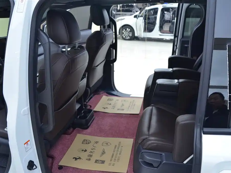 Toyota Granvia 2024 2.5L Hybrid Premium PLUS 4WD Edition фото 5