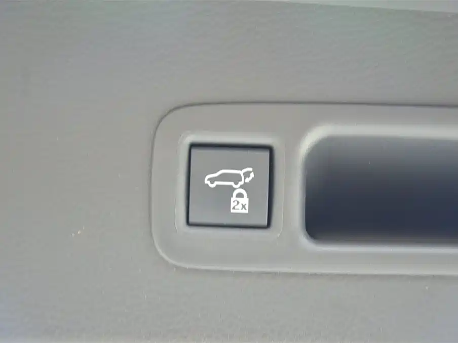 Toyota Granvia 2024 2.5L Hybrid Premium PLUS 4WD Edition фото 13