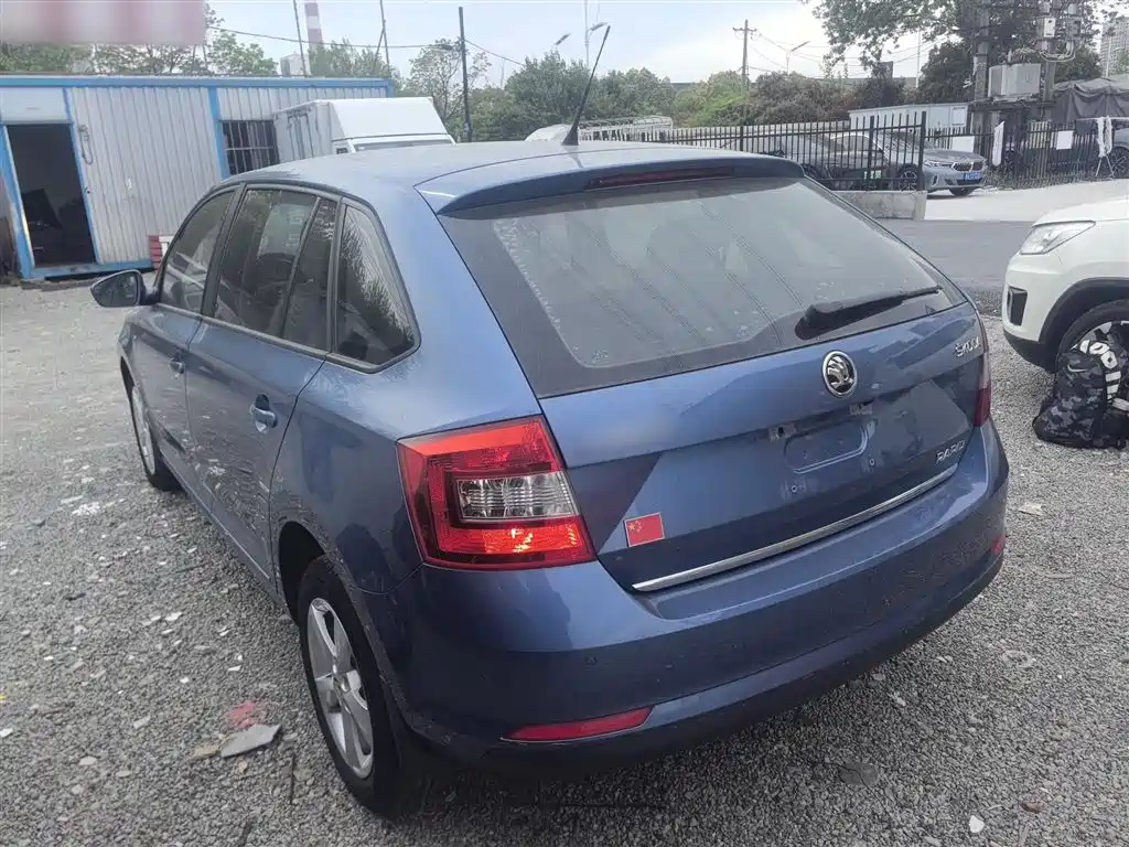 Škoda Skoda Rapid Spaceback 2014 1.6L Automatic Joy Edition фото 5