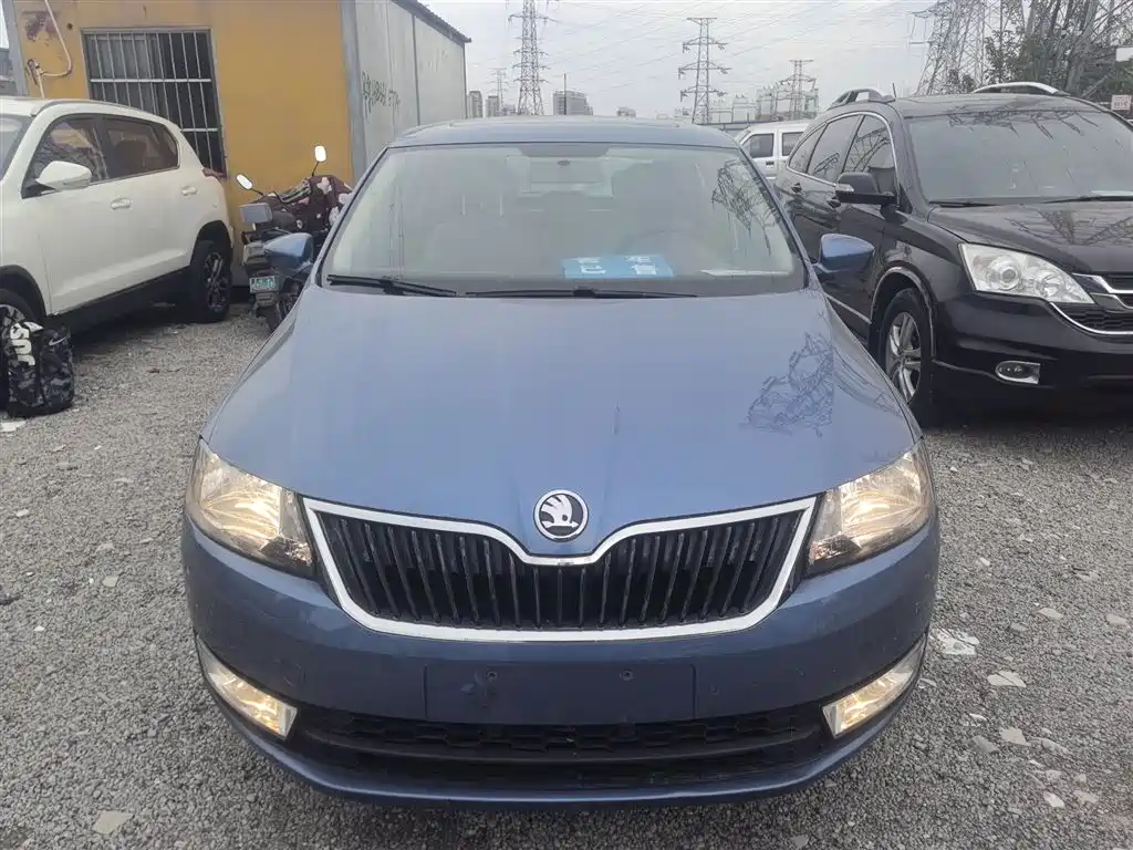Škoda Skoda Rapid Spaceback 2014 1.6L Automatic Joy Edition фото 3