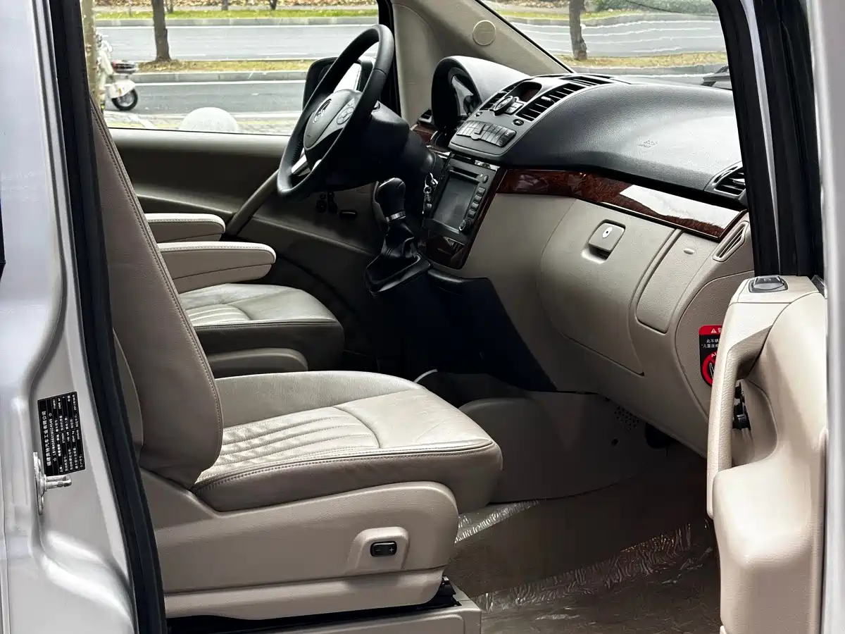 Mercedes-Benz Viano 2012 2.5L Navigation Edition фото 8