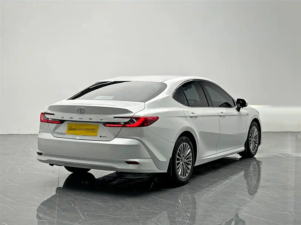 Toyota Camry 2024 Hybrid 2.0HE Elite Edition фото 6