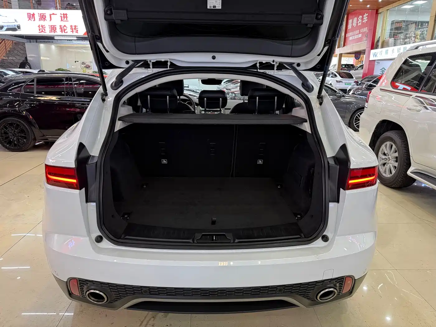 Фото 30 - Jaguar E-PACE