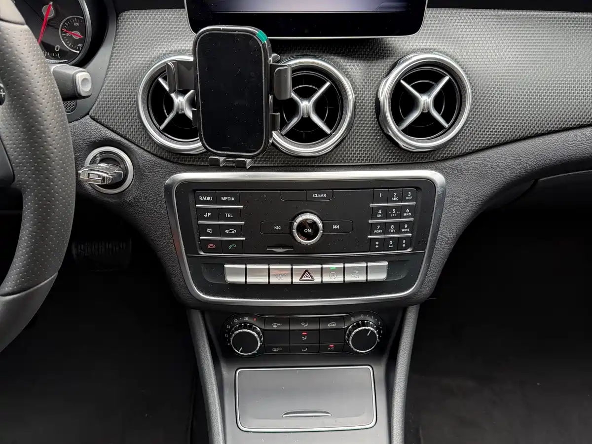 Mercedes-Benz GLA 2018 GLA 200 Dynamic фото 11