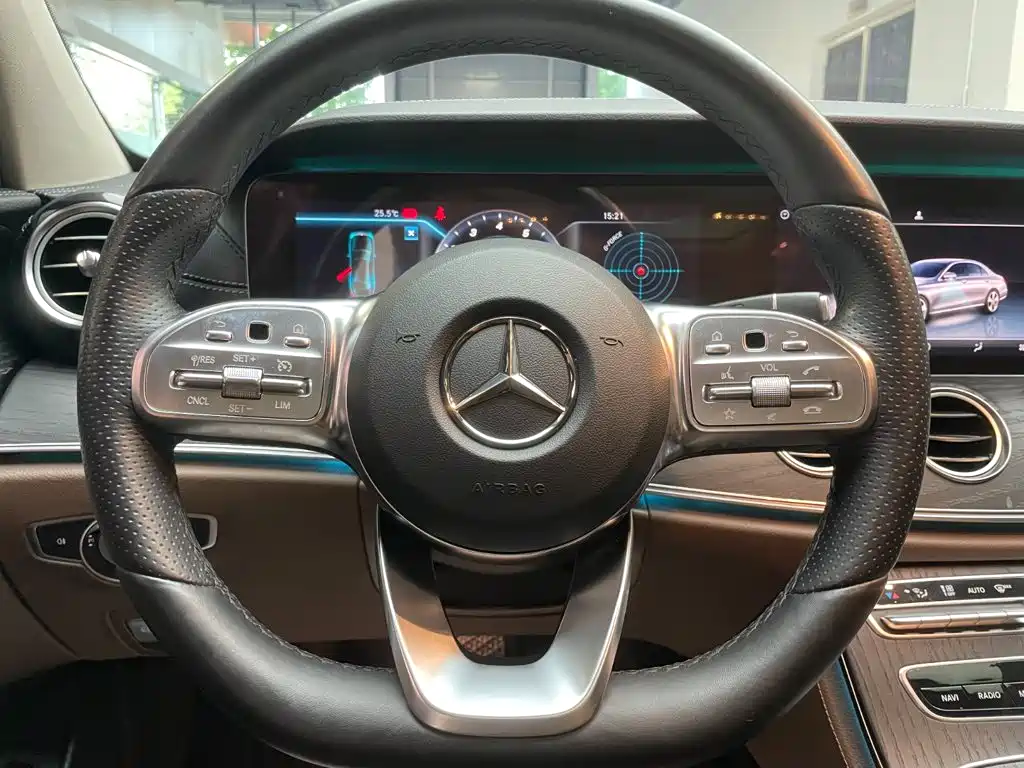Фото 11 - Mercedes-Benz E-Class