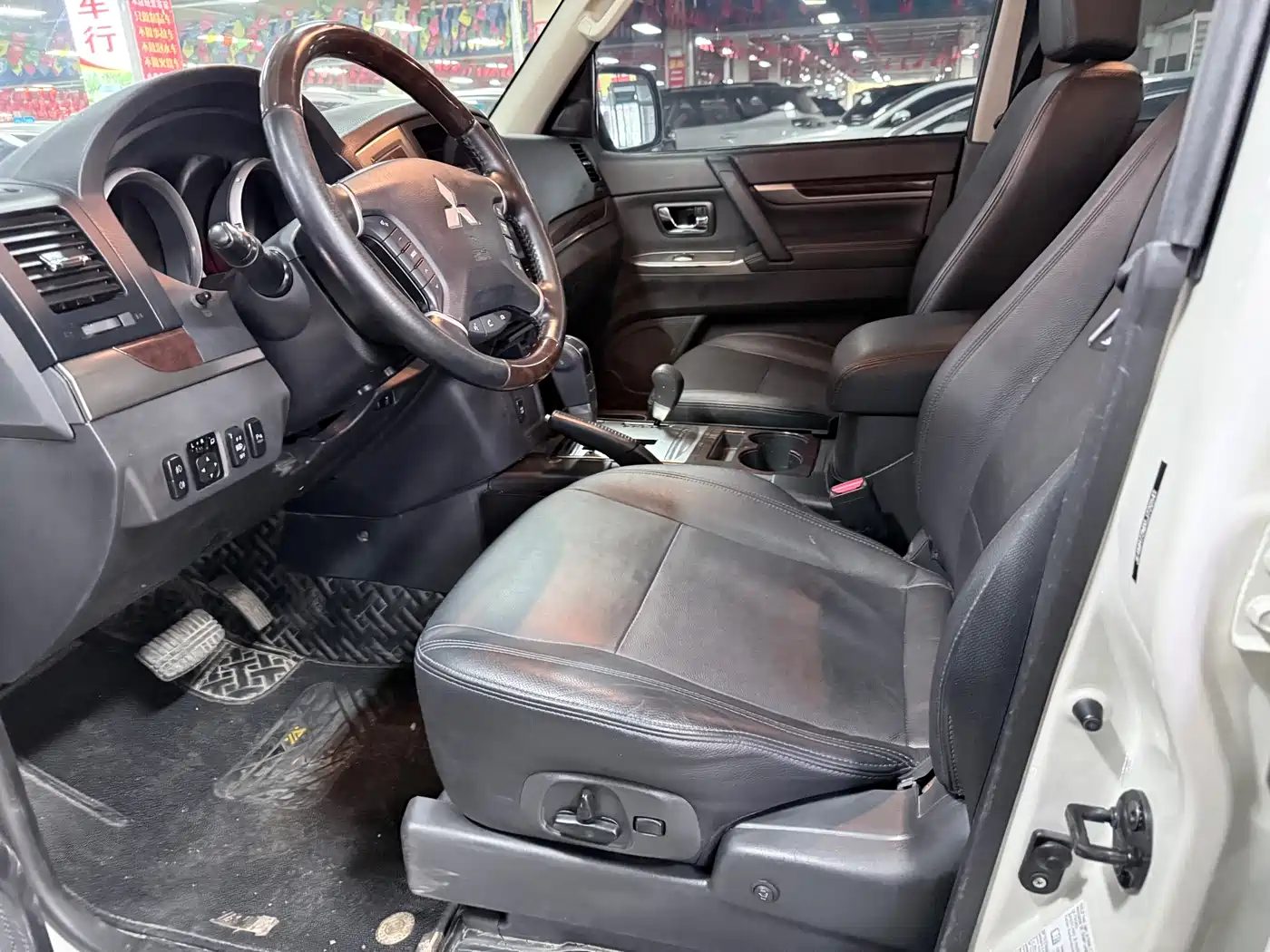 Mitsubishi Pajero (Import) 2020 3.0L Automatic Standard Edition фото 10