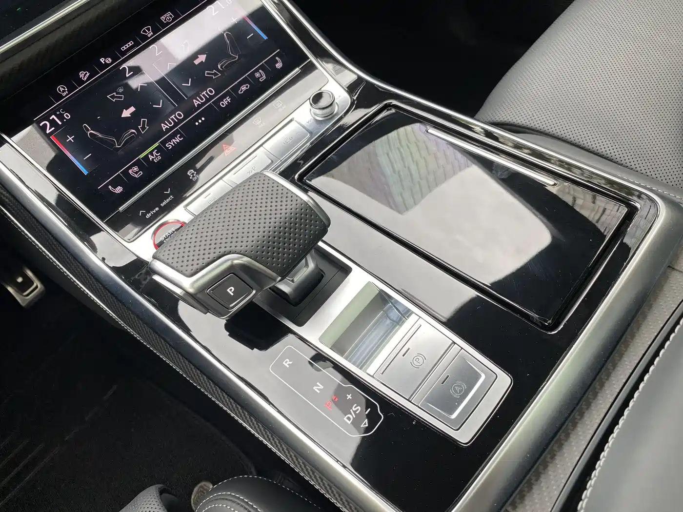 Audi SQ7 2024 4.0 TFSI фото 23