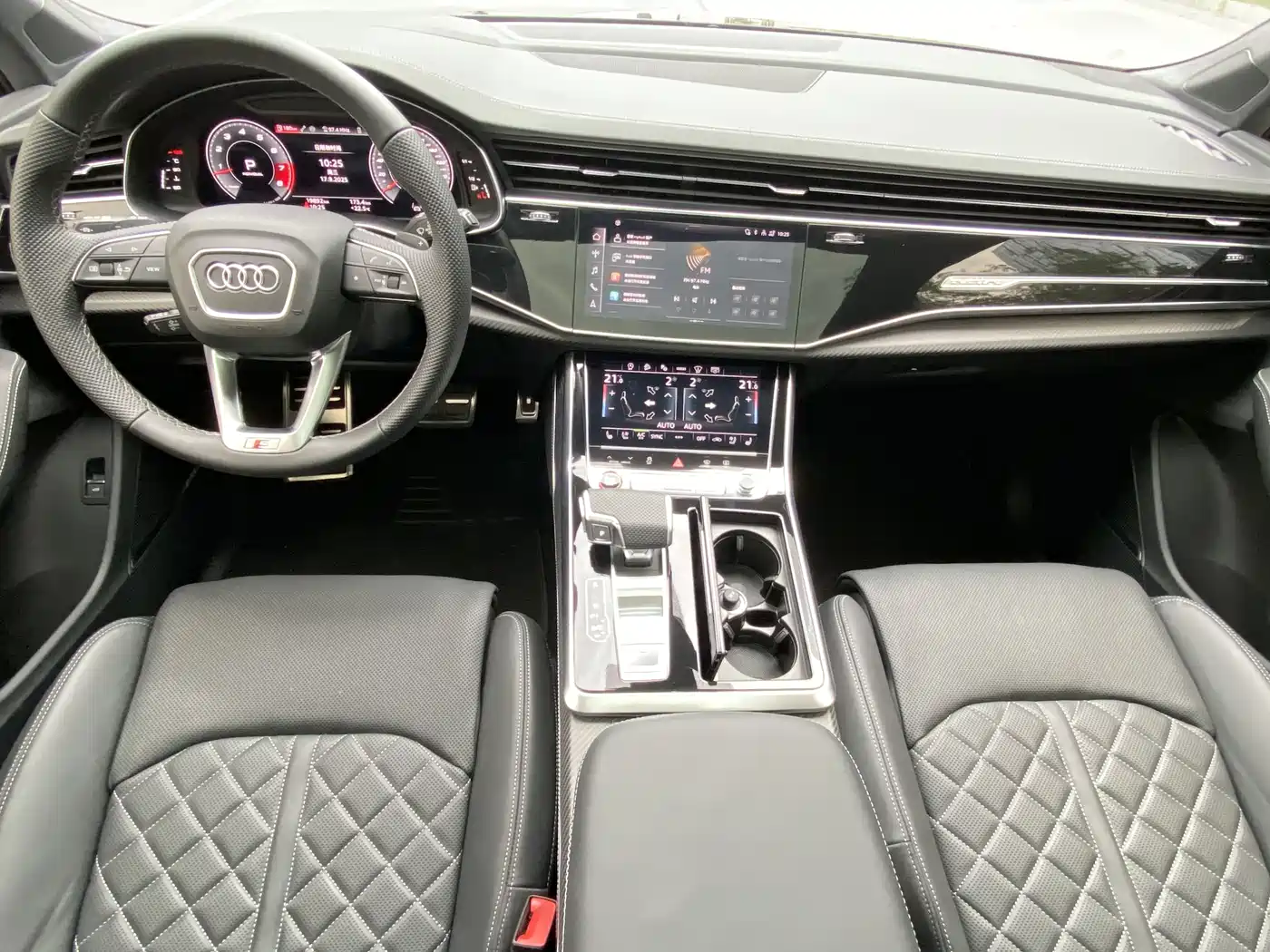 Audi SQ7 2024 4.0 TFSI фото 21