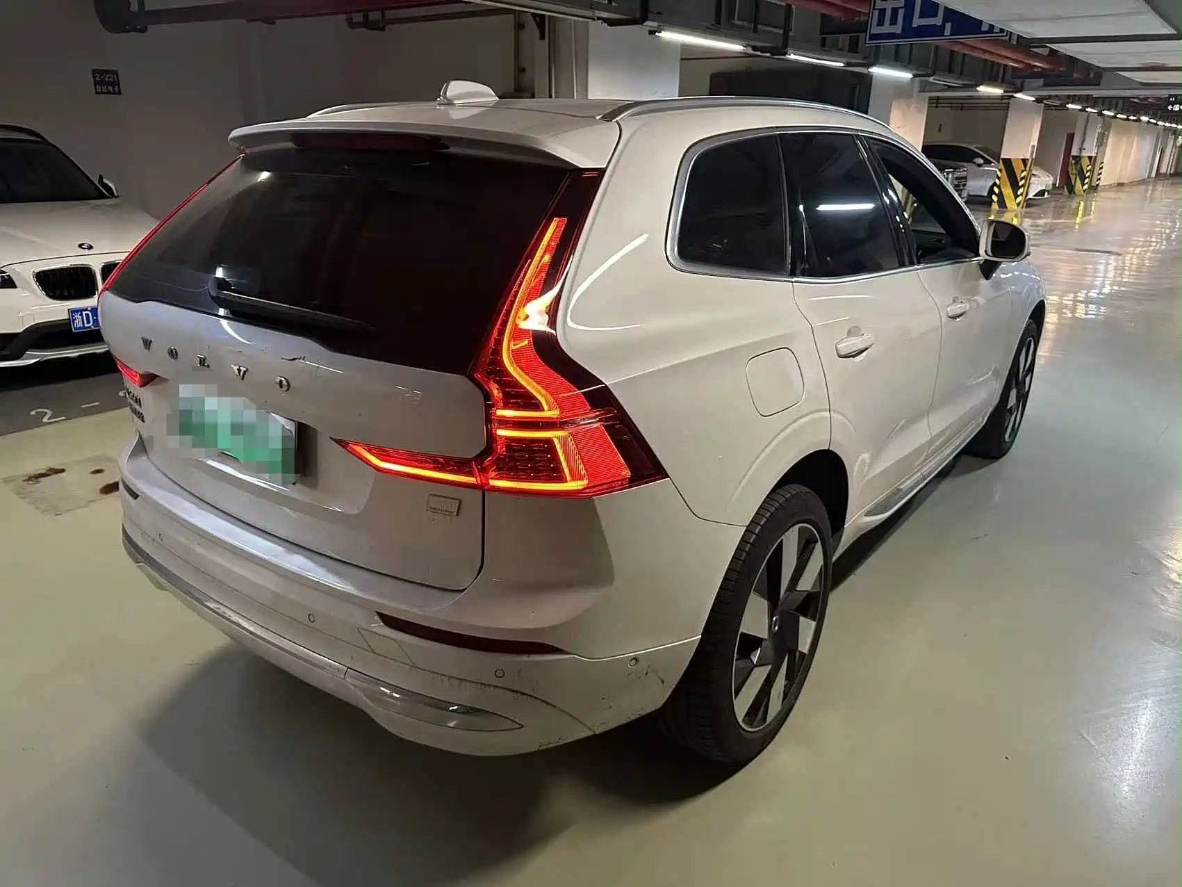 Photo 2 - Volvo XC60 Plug-in Hybrid