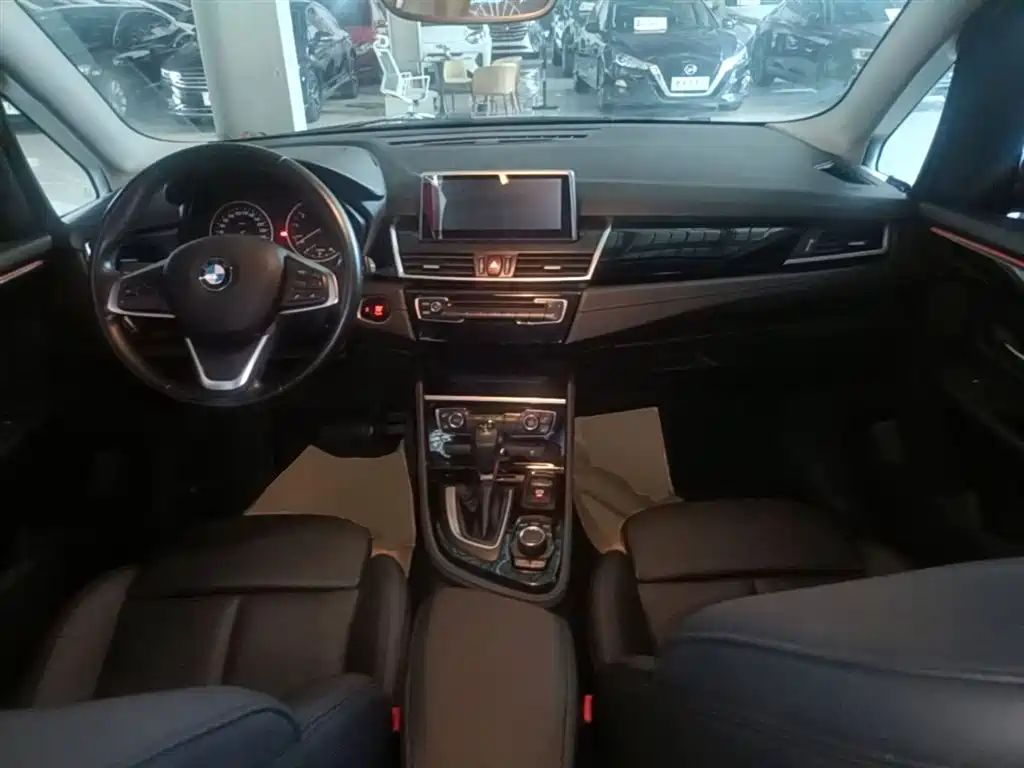 BMW 2 Series Touring 2016 218i Sport Design Package фото 10