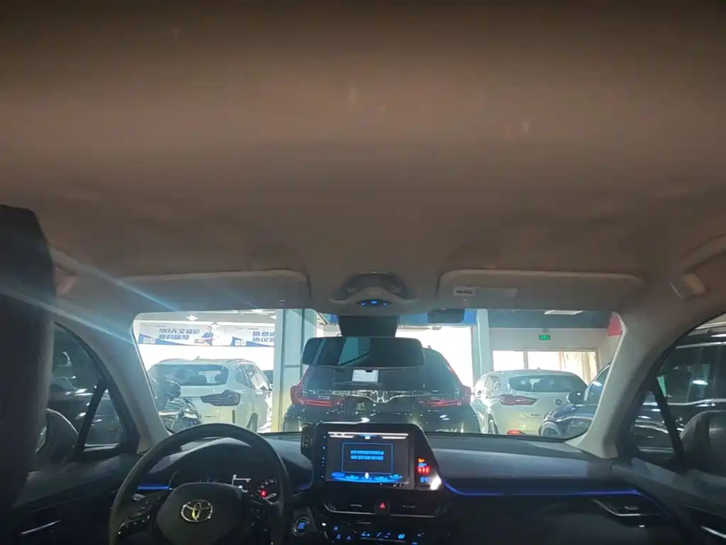 Toyota C-HR 2018 2.0L Leading Edition China V фото 18