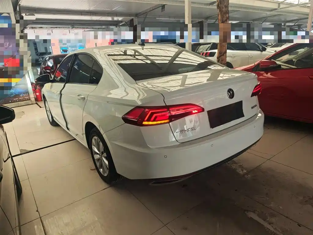 VOLKSWAGEN BORA