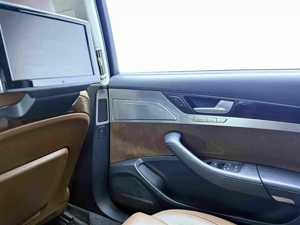Фото 30 - Audi A8